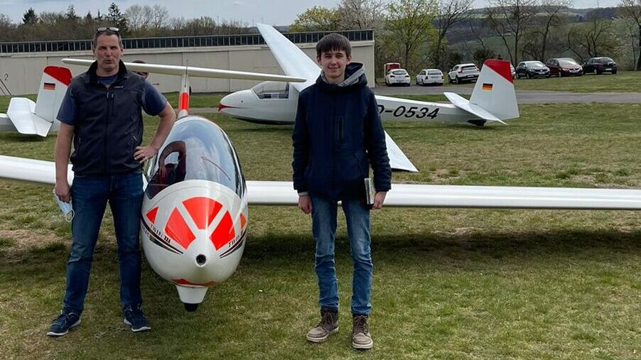 Jonas Telschow mit Prüfer Markus Zimmermann vor dem Prüfungsflugzeug Twin III Acro