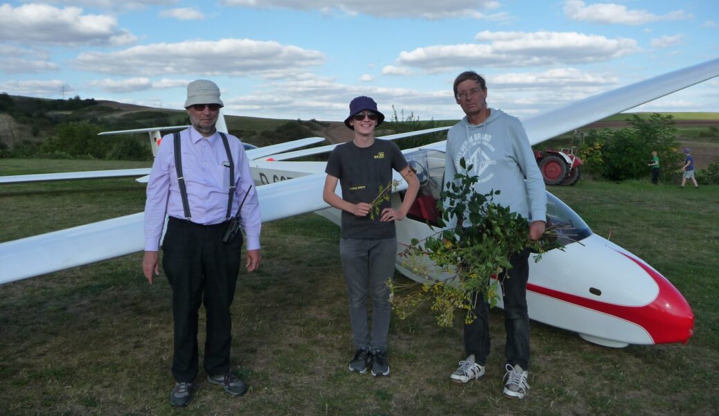 Die Fluglehrer Holger Wild und Martin Molitor gratulieren zum Alleinflug