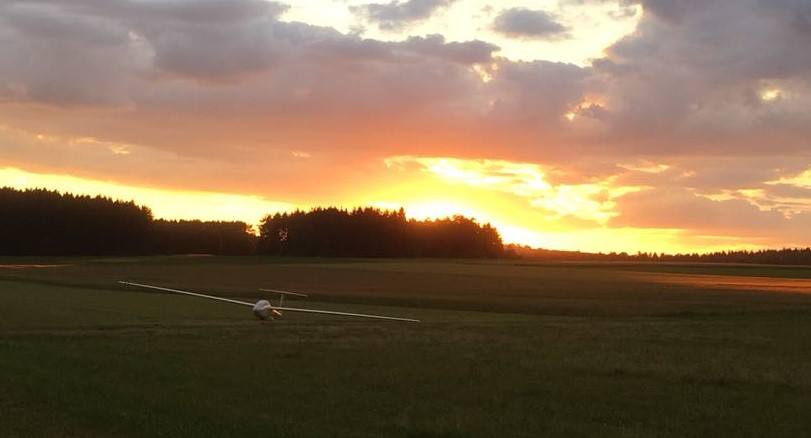 Segelflugzeug Mosquito auf einem Feld vor der untergehenden Sonne
